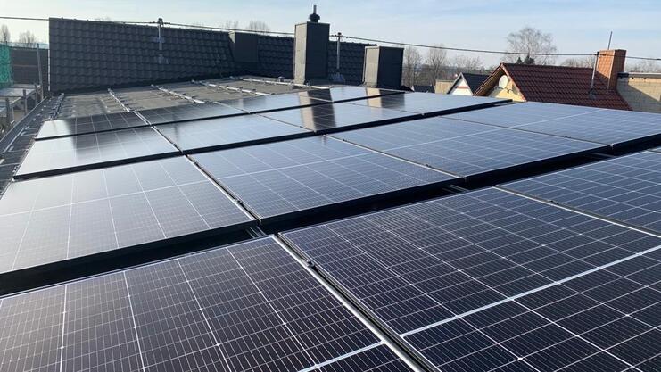 Dach mit Solaranlage Dach mit Solaranlage in Nahaufnahme vor anderen Häuserdächern