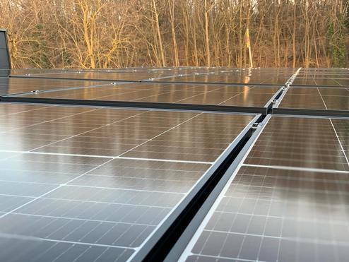Einzelne Photovoltaik Module Einzelne Photovoltaik Module vor Wald