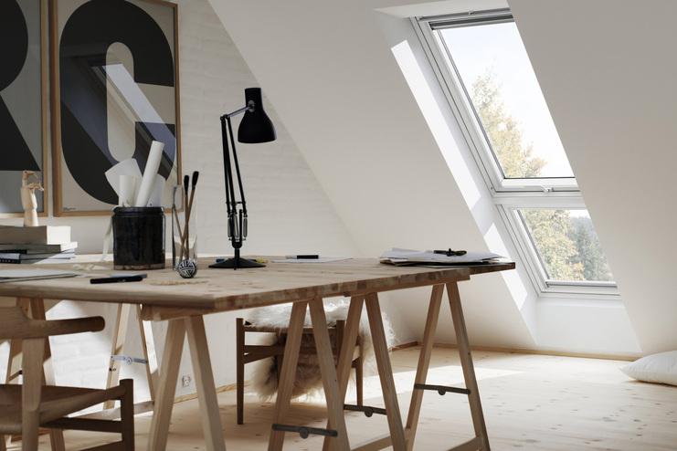 VELUX Dachfenster Impression eines Raums mit weißen einem VELUX Dachfenster